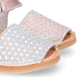 Nueva Menorquina hebilla en piel satinada con brillos y suela flexible.