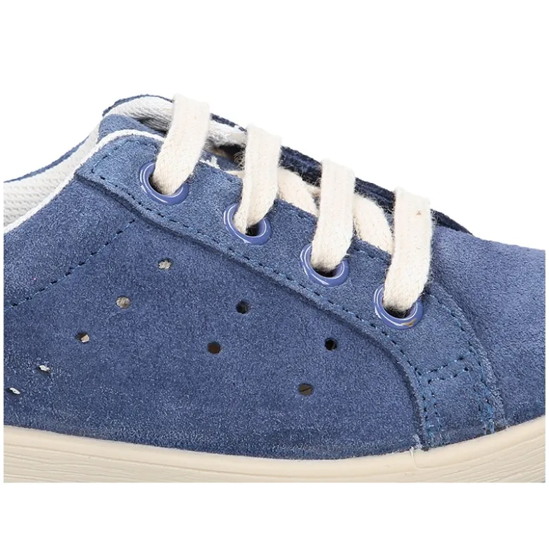 Nueva Zapatilla Casual con cordones en piel serraje.