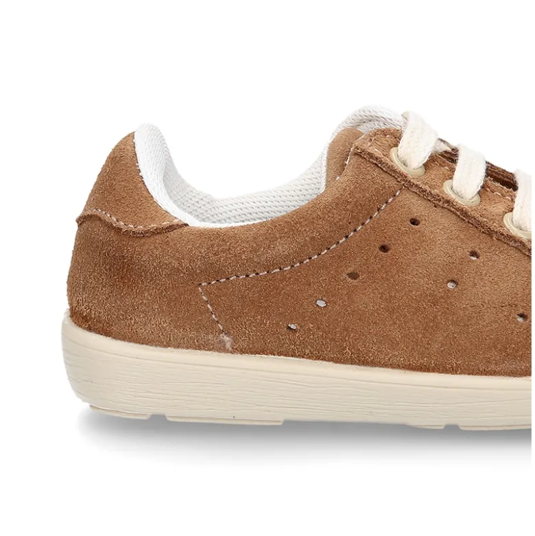 Nueva Zapatilla Casual con cordones en piel serraje.