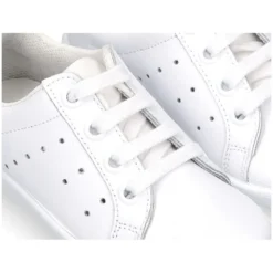 Nueva Zapatilla o deportivo con cordones en piel lavable.