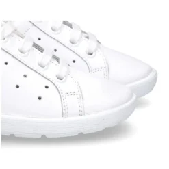 Nueva Zapatilla o deportivo con cordones en piel lavable.