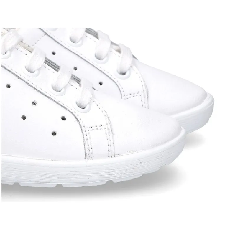 Nueva Zapatilla o deportivo con cordones en piel lavable.