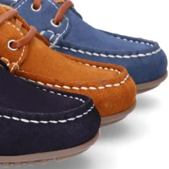 Náutico clásico PRIMAVERA con cordones suela tipo conductor para niños en piel serraje.