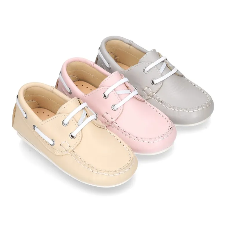 Náutico con cordones en piel napa en colores pasteles.