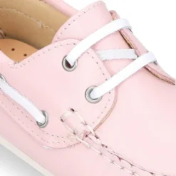 Náutico con cordones en piel napa en colores pasteles.