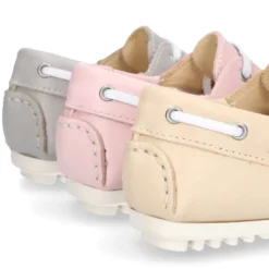 Náutico con cordones en piel napa en colores pasteles.