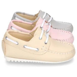 Náutico con cordones en piel napa en colores pasteles.