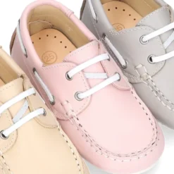 Náutico con cordones en piel napa en colores pasteles.
