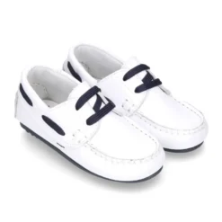 Náutico en piel napa blanca con cordones y suela en marino para niños.