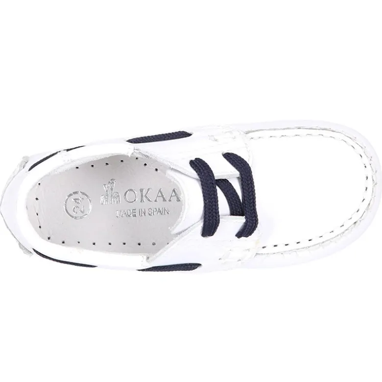 Náutico en piel napa blanca con cordones y suela en marino para niños.
