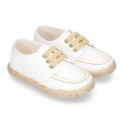Náutico niño tipo Alpargata en lona con cordones.