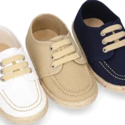 Náutico niño tipo Alpargata en lona con cordones.