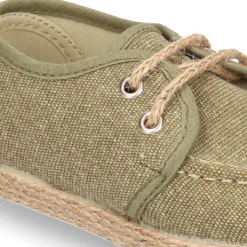 Náutico tipo Alpargata en lona lavada con cordones.