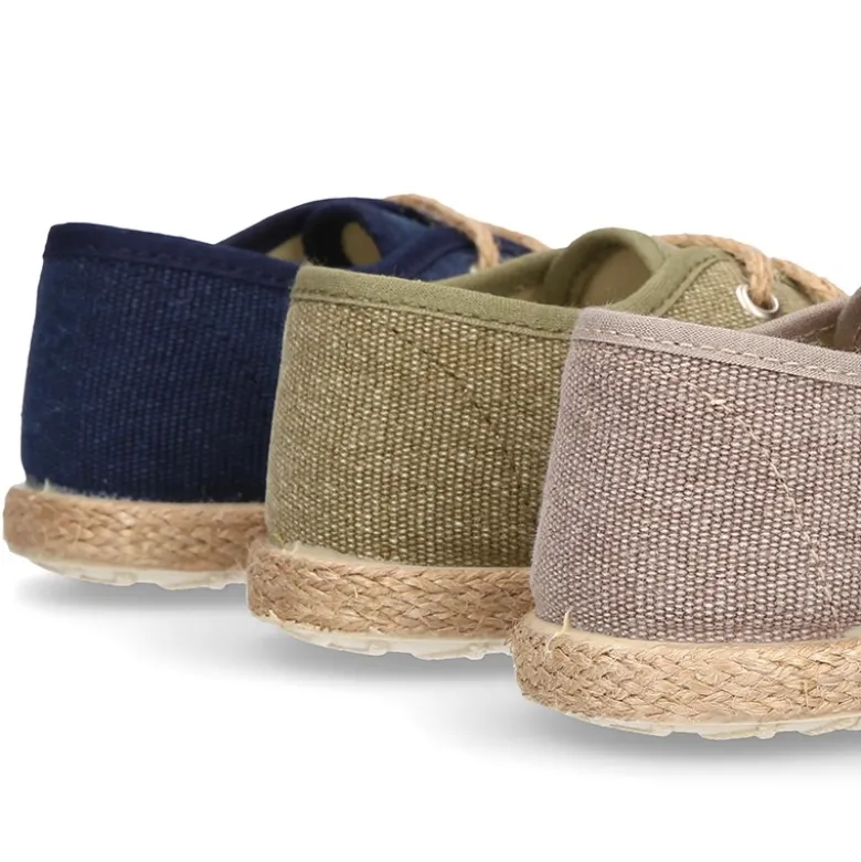 Náutico tipo Alpargata en lona lavada con cordones.