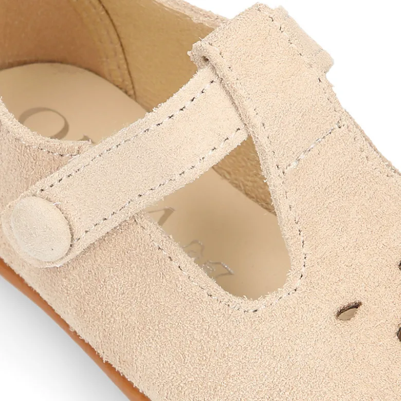 Pepito niños con picados y cierre adherente con botón en piel beige.