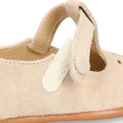 Pepito niños con picados y cierre adherente con botón en piel beige.
