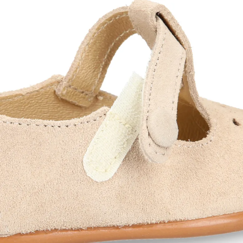 Pepito niños con picados y cierre adherente con botón en piel beige.