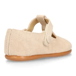 Pepito niños con picados y cierre adherente con botón en piel beige.