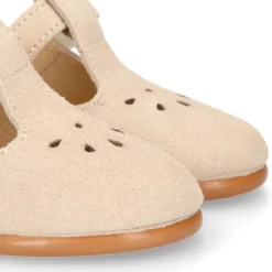 Pepito niños con picados y cierre adherente con botón en piel beige.