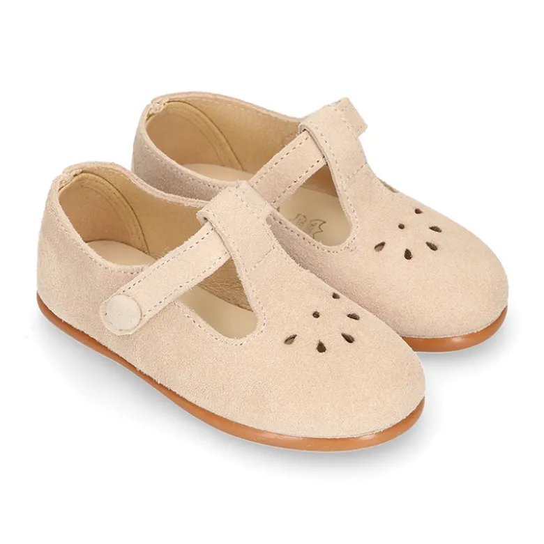 Pepito niños con picados y cierre adherente con botón en piel beige.