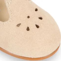 Pepito niños con picados y cierre adherente con botón en piel beige.