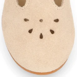 Pepito niños con picados y cierre adherente con botón en piel beige.
