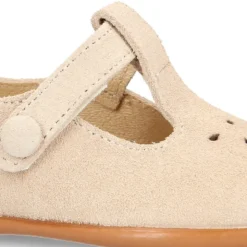 Pepito niños con picados y cierre adherente con botón en piel beige.