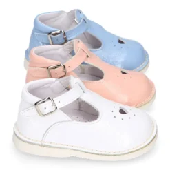 Pepito niños estilo VINTAGE con hebilla y picado en piel charol suave.