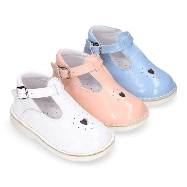 Pepito niños estilo VINTAGE con hebilla y picado en piel charol suave.
