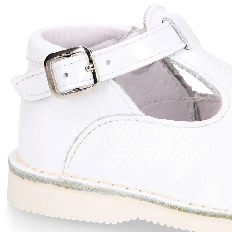 Pepito niños estilo VINTAGE con hebilla y picado en piel charol suave.