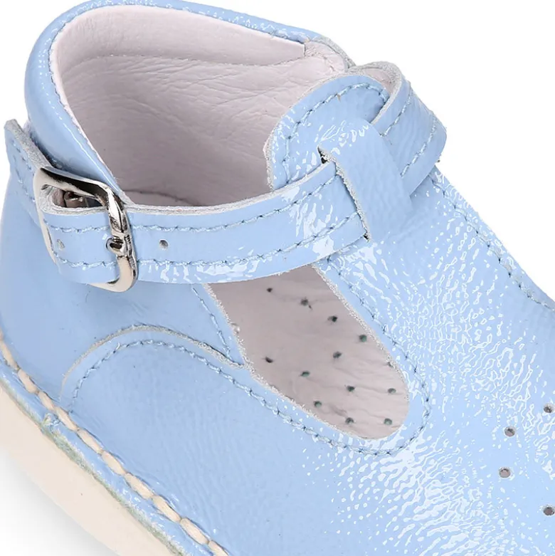 Pepito niños estilo VINTAGE con hebilla y picado en piel charol suave.