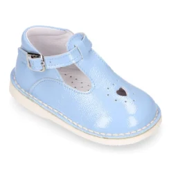 Pepito niños estilo VINTAGE con hebilla y picado en piel charol suave.