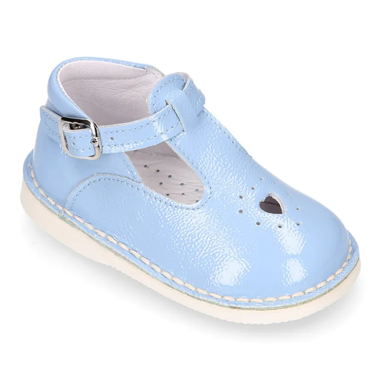 Pepito niños estilo VINTAGE con hebilla y picado en piel charol suave.