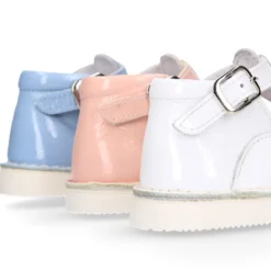 Pepito niños estilo VINTAGE con hebilla y picado en piel charol suave.