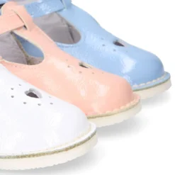 Pepito niños estilo VINTAGE con hebilla y picado en piel charol suave.