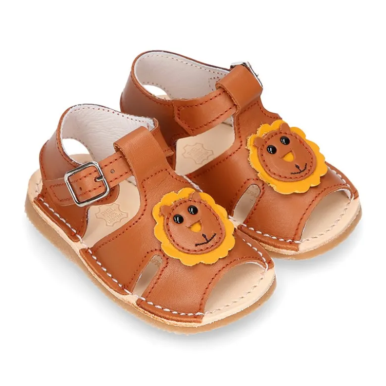 Sandalia BABY NIÑO tipo menorquina con diseño LEÓN y suela súper flexible.