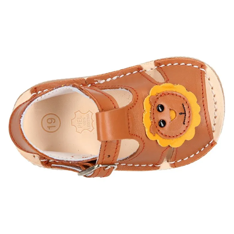 Sandalia BABY NIÑO tipo menorquina con diseño LEÓN y suela súper flexible.