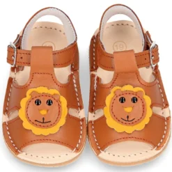 Sandalia BABY NIÑO tipo menorquina con diseño LEÓN y suela súper flexible.