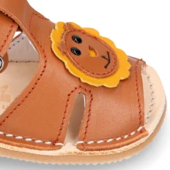 Sandalia BABY NIÑO tipo menorquina con diseño LEÓN y suela súper flexible.