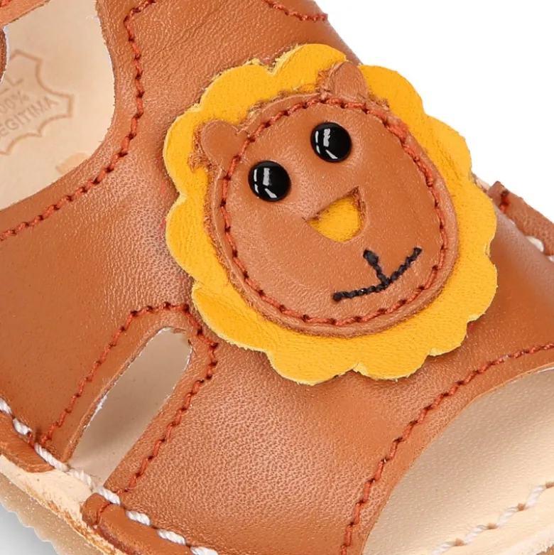 Sandalia BABY NIÑO tipo menorquina con diseño LEÓN y suela súper flexible.
