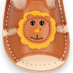 Sandalia BABY NIÑO tipo menorquina con diseño LEÓN y suela súper flexible.
