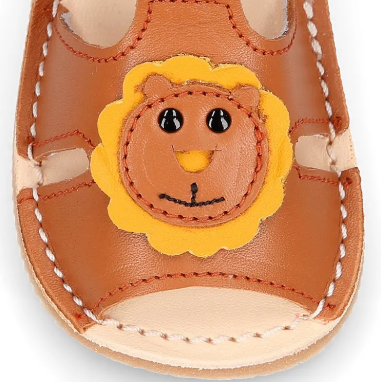 Sandalia BABY NIÑO tipo menorquina con diseño LEÓN y suela súper flexible.