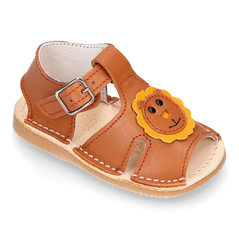 Sandalia BABY NIÑO tipo menorquina con diseño LEÓN y suela súper flexible.
