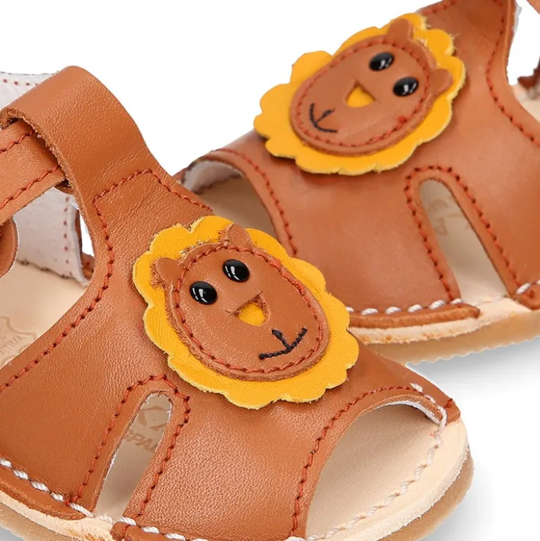 Sandalia BABY NIÑO tipo menorquina con diseño LEÓN y suela súper flexible.