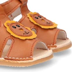 Sandalia BABY NIÑO tipo menorquina con diseño LEÓN y suela súper flexible.
