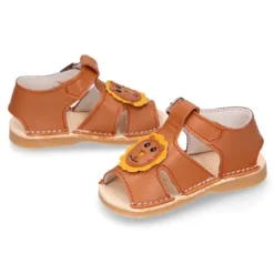 Sandalia BABY NIÑO tipo menorquina con diseño LEÓN y suela súper flexible.