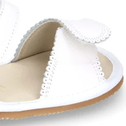 Sandalia bebé niña en piel napa en color BLANCO con doble cierre adherente.