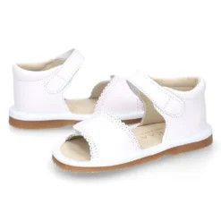 Sandalia bebé niña en piel napa en color BLANCO con doble cierre adherente.