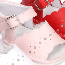 Sandalia bebé niña ondas y diseño troquelado en piel.