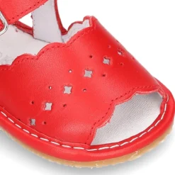 Sandalia bebé niña ondas y diseño troquelado en piel.